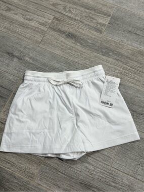 New Lululemon Dance Studio High-Rise Shorts 3.5" WHITE Size  SMALL NWT